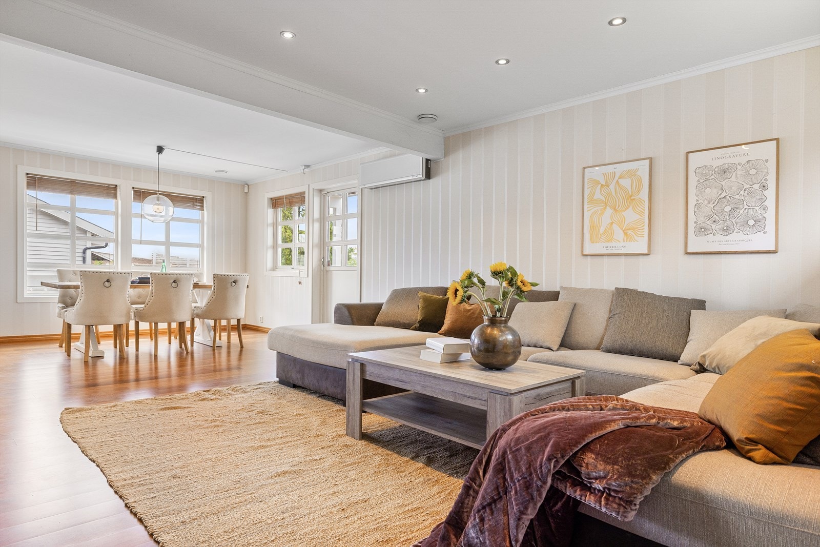 Husets romslige stue ligger sentralt plassert og har en åpen løsning mot kjøkkenet. Galleribilde