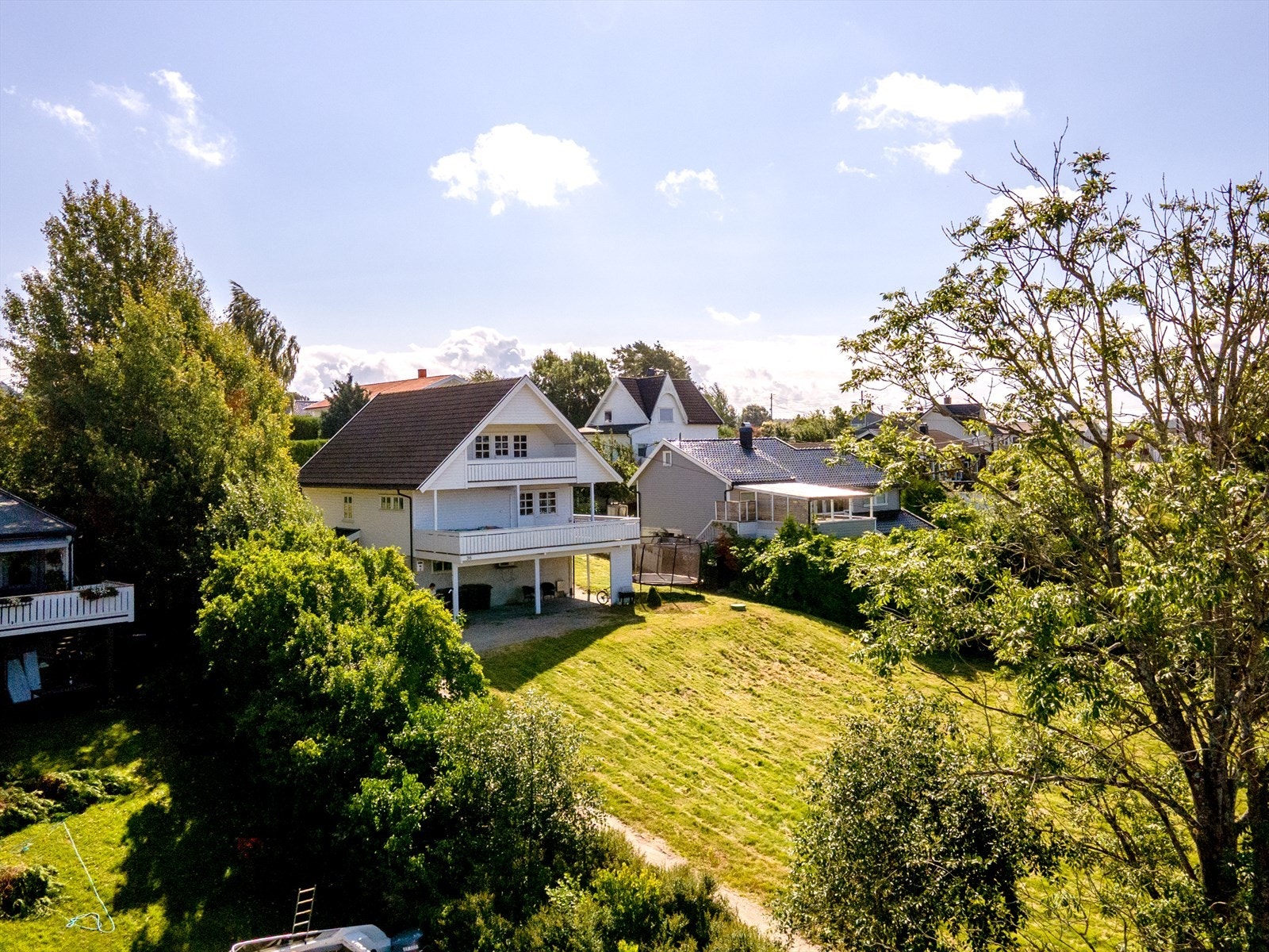 På Årum finner du Vardeveien 36, en romslig enebolig fordelt over tre plan. Galleribilde