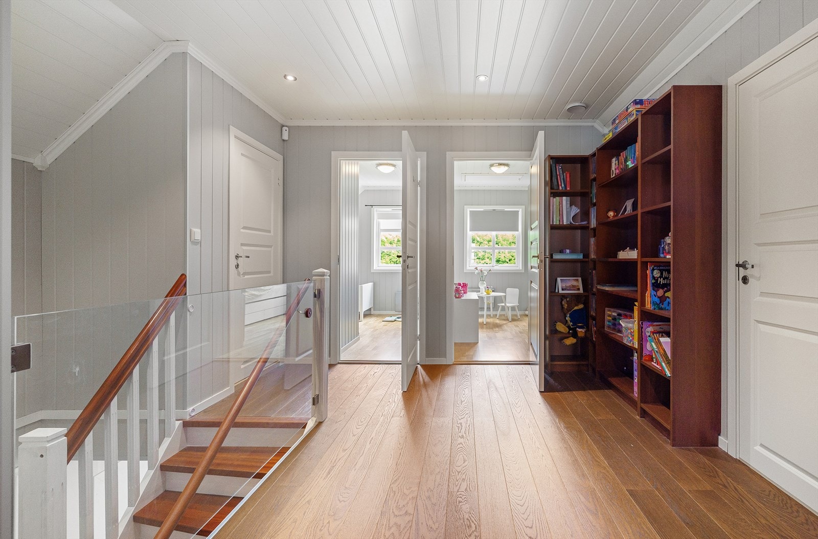 I andre etasje ligger en hall, bad, to soverom, et kombinert soverom/kino rom samt bod. Galleribilde