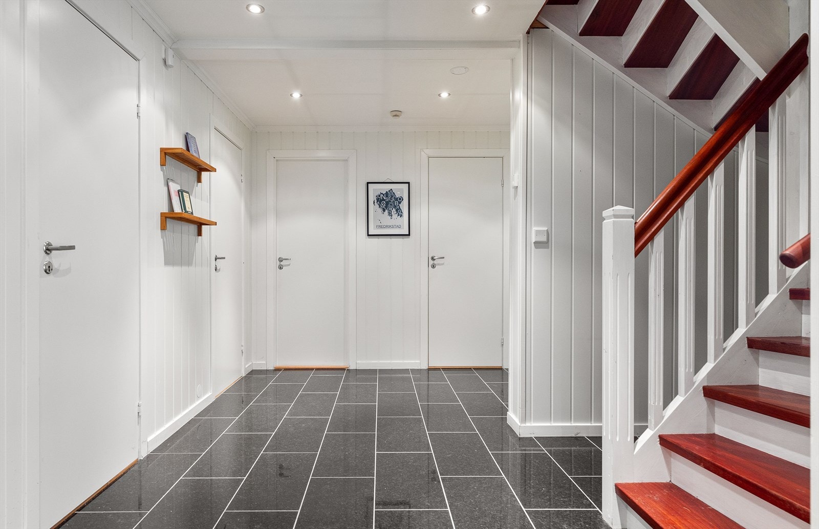 Underetasjen rommer hall, bad, vaskerom, soverom, teknisk rom og en integrert garasje. Galleribilde