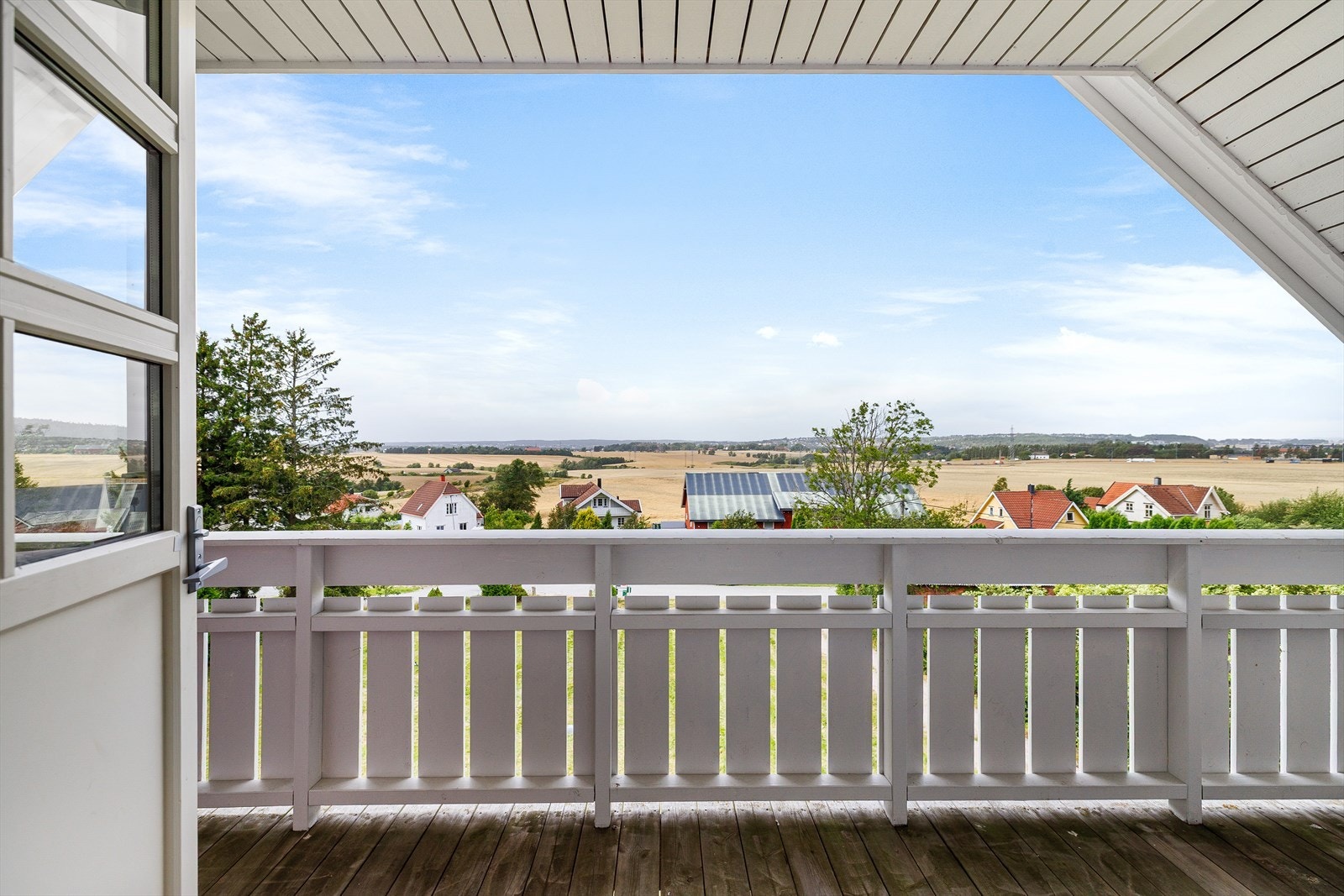 Balkong ut fra soverommet med flott utsikt over nærområdet. Galleribilde
