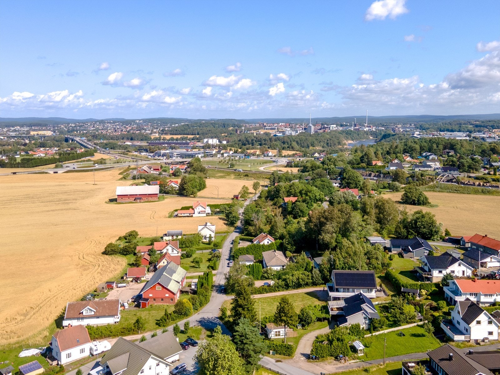 Boligområdet er rolig med lite trafikk, og består hovedsakelig av eneboliger med romslige hager. Det er gang- og sykkelvei helt frem til Årum barneskole Galleribilde
