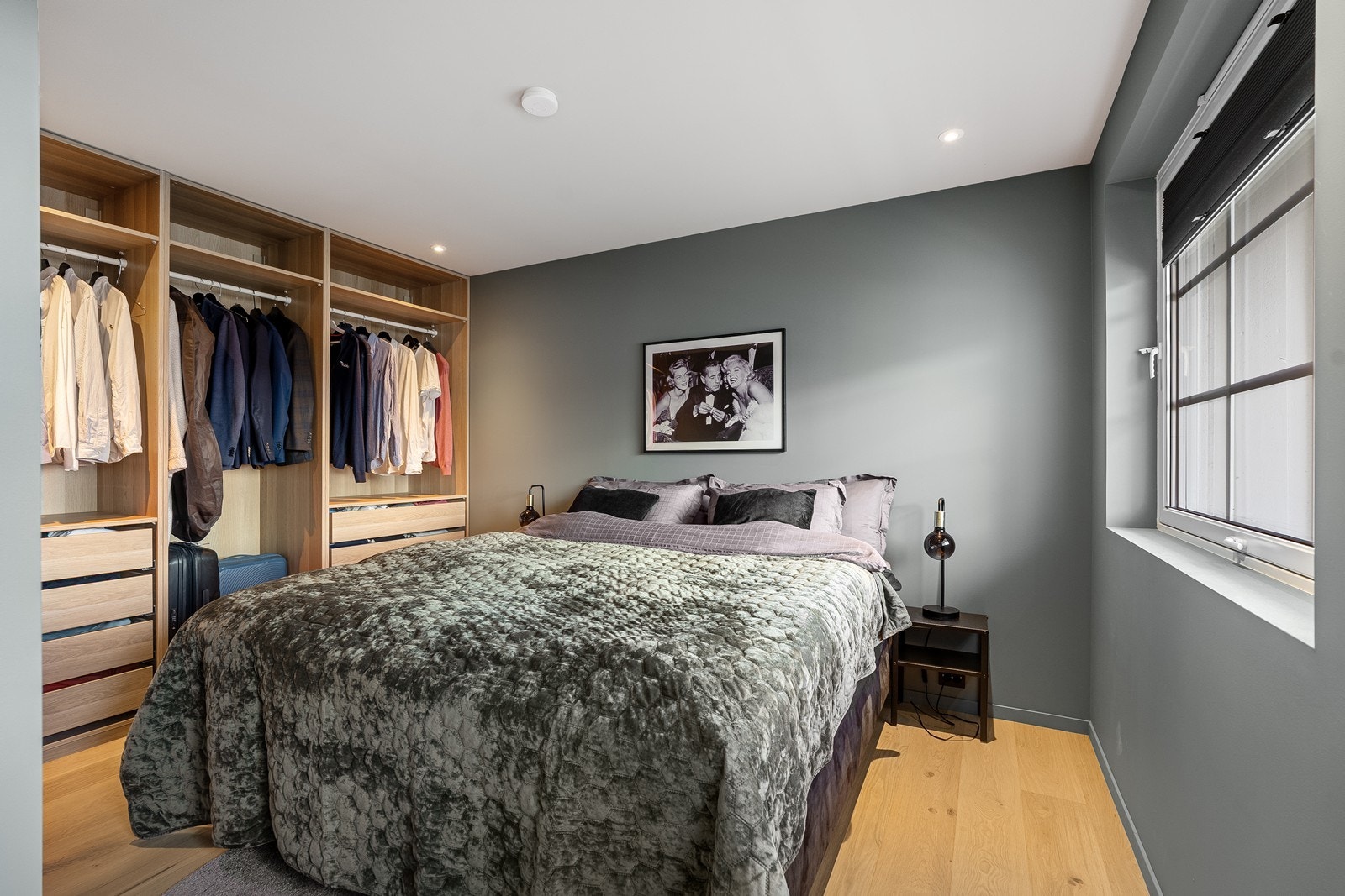 Hovedsoverom med god plass til dobbeltseng og garderobeskap. Galleribilde