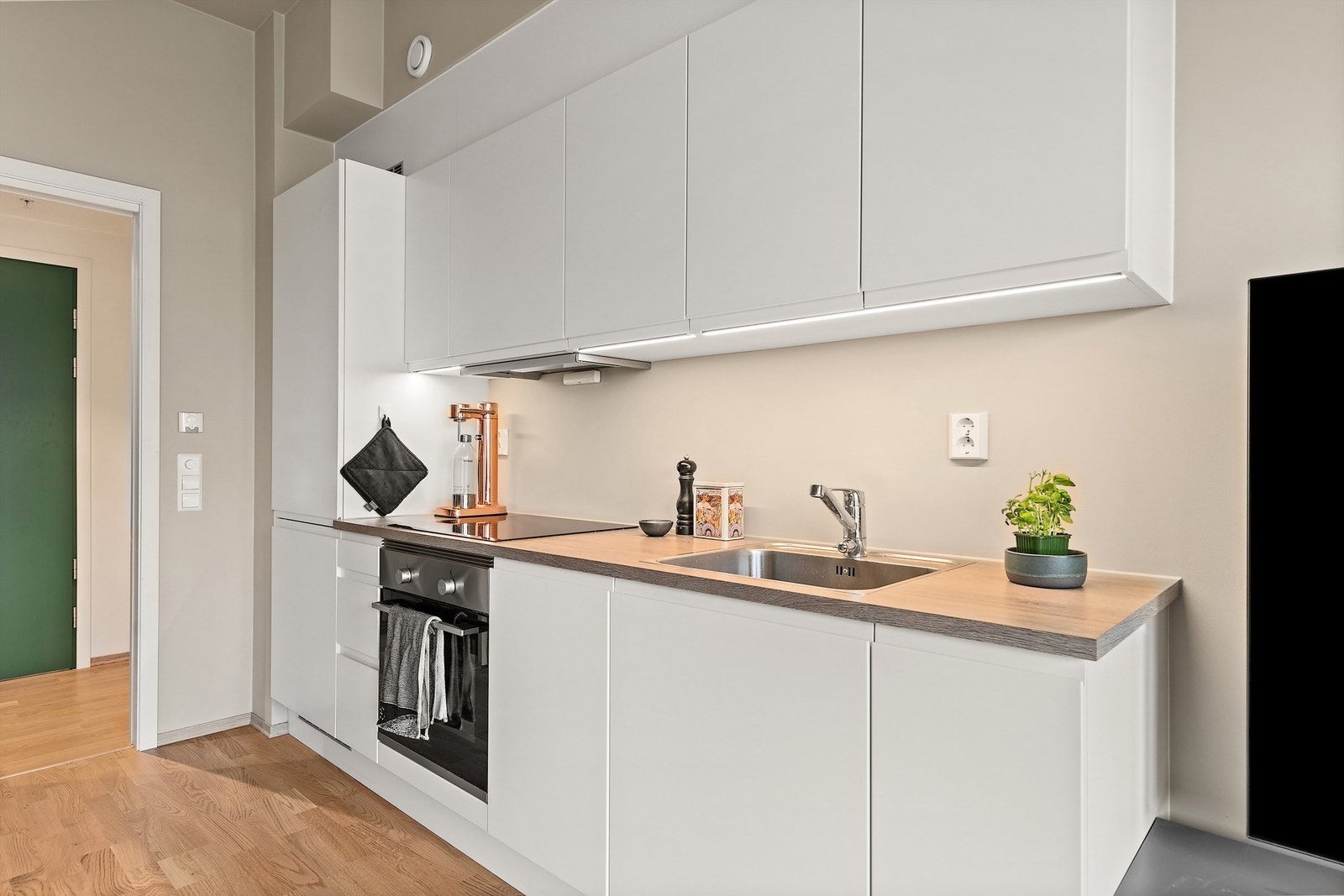 Kjøkkenet består av benkeplate av laminat og slette fronter. Galleribilde