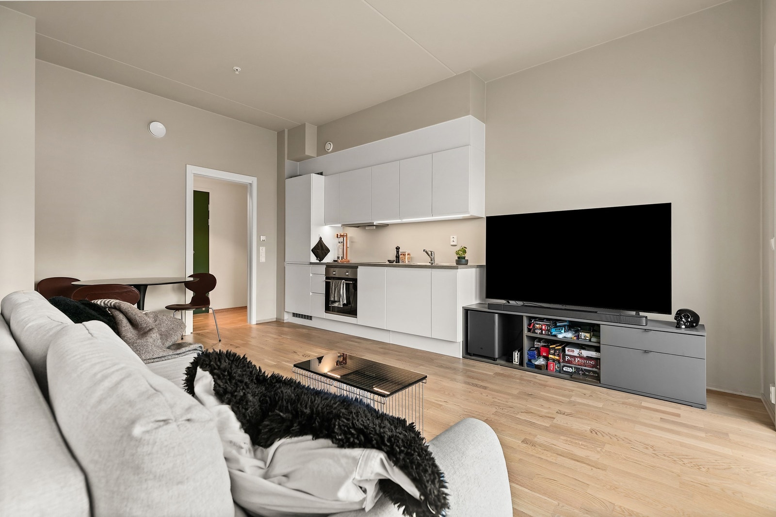 Den åpne stue/kjøkken løsningen skaper et sosialt allrom. Galleribilde