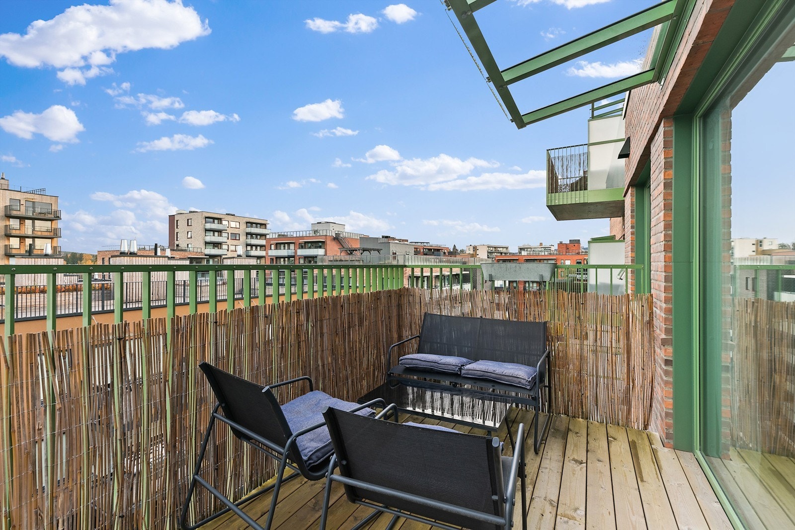 Leiligheten ligger i 6.etasje, og har en fint balkong som gir en herlig forlengelse av stuen. Galleribilde