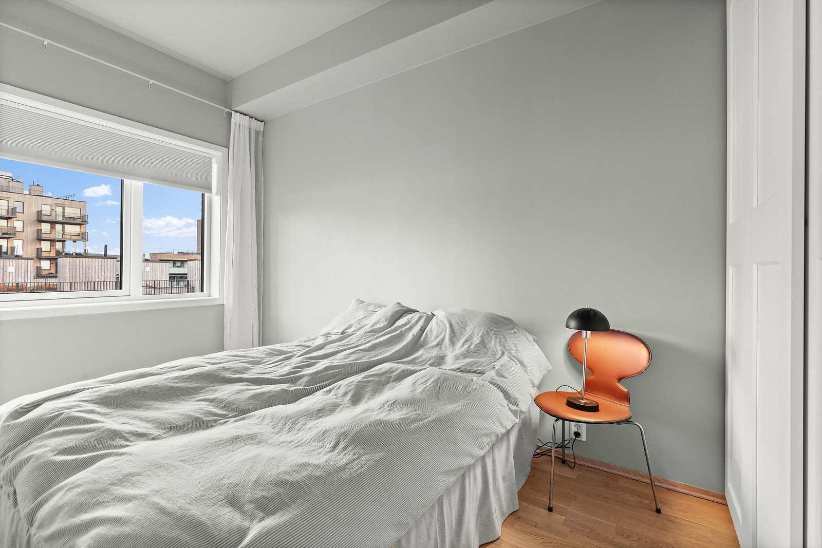 Leilighetens soverom er av god størrelse og det slippes inn godt med naturlig lys. Galleribilde