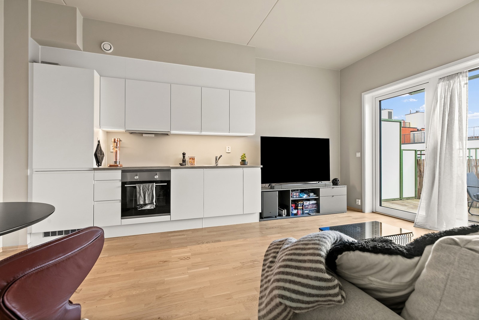 Lyst og stilrent kjøkken med god oppbevaringsplass i skapene. Galleribilde