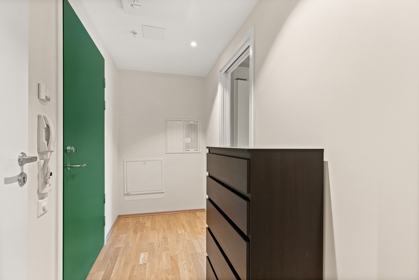 I entréen har du god plass til å ta imot gjester og oppbevare yttertøy. Galleribilde