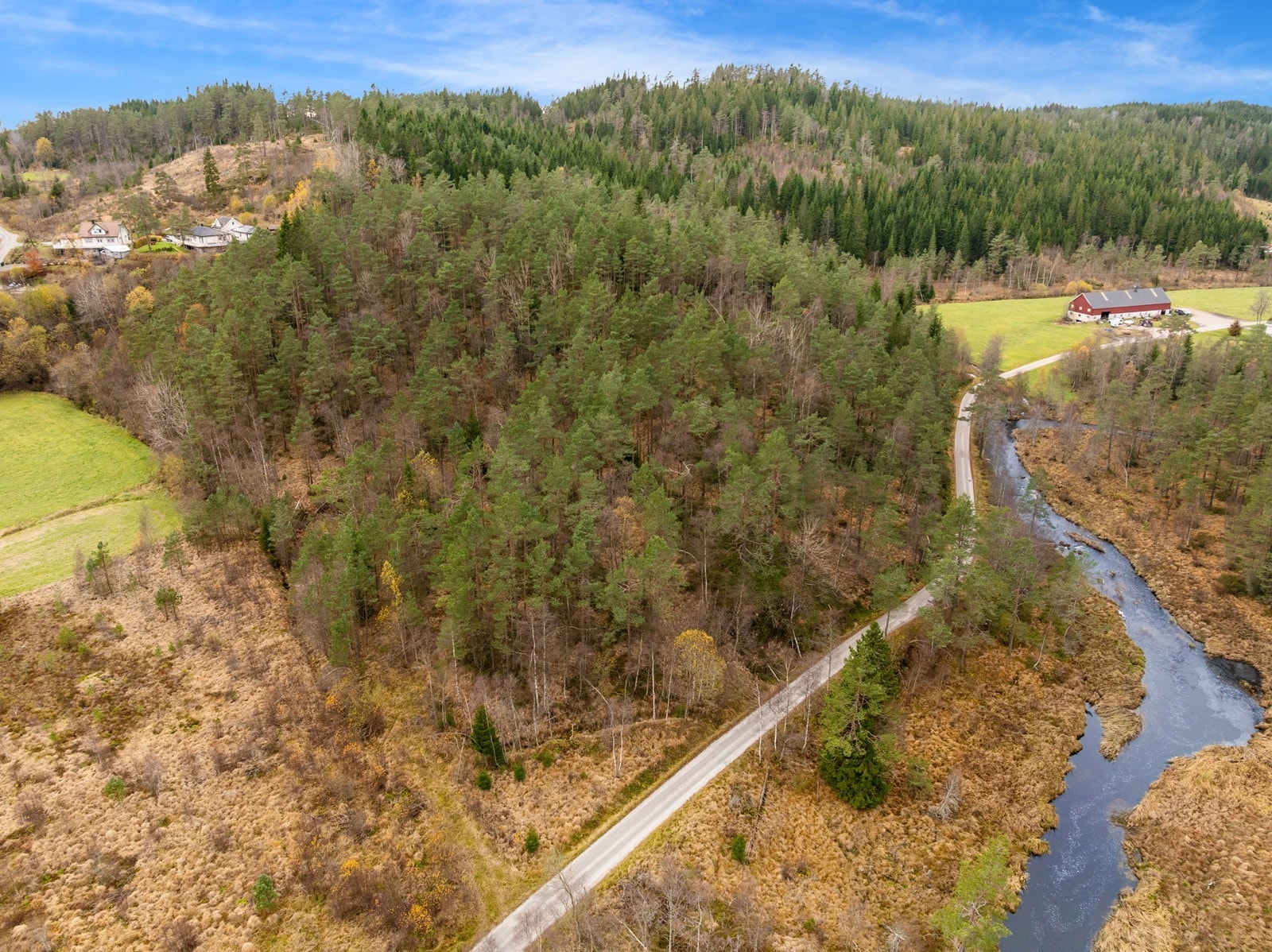 Det er godkjent totalt 7 tomter på Øvland i Finsland. Tomtene er ikke opparbeidet, og kostnader for opparbeidelse påhviler kjøper. Kjøper bærer risikoen knyttet til opparbeidelse, fradeling og godkjenning av byggesøknad i henhold til gjeldende regulerings Galleribilde