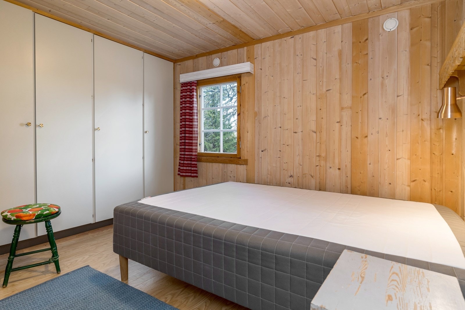 Soverom 2 med 150 seng og gode oppbevaringsmuligheter i skap. Galleribilde