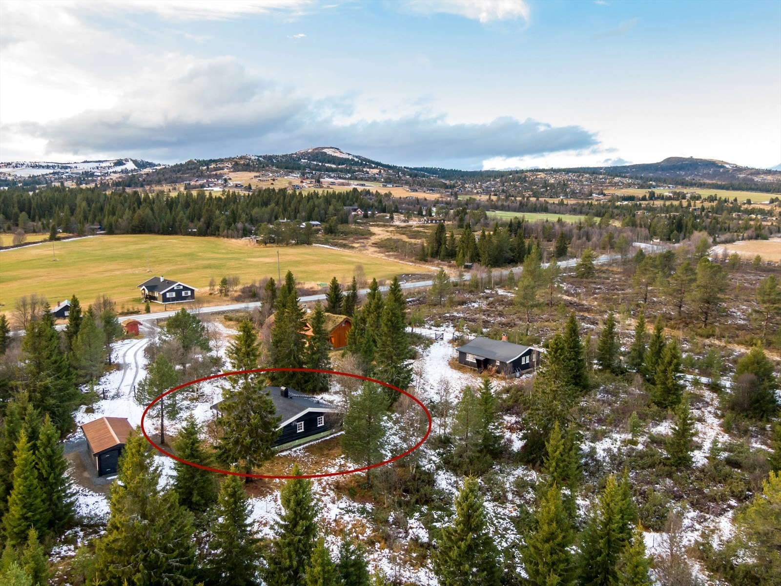 Eiendommen har en attraktiv beliggenhet på vakre Golsfjellet, med kort avstand til både opparbeidede tur- og skiløyper samt alpinanlegg. Galleribilde