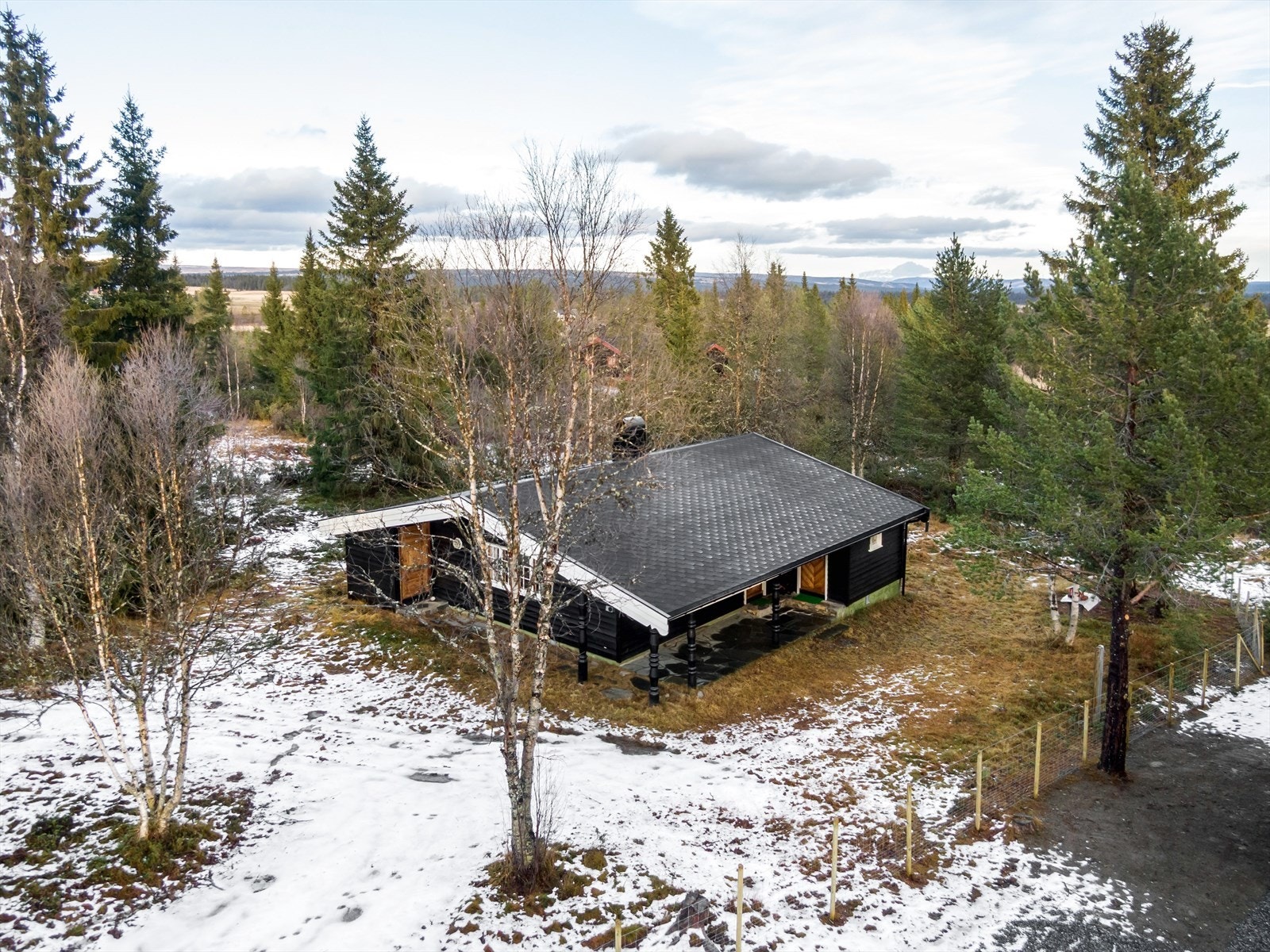 Hytta fikk nytt tak i september 2025. Nytt beslag på pipa for ca. 3 år siden. Galleribilde