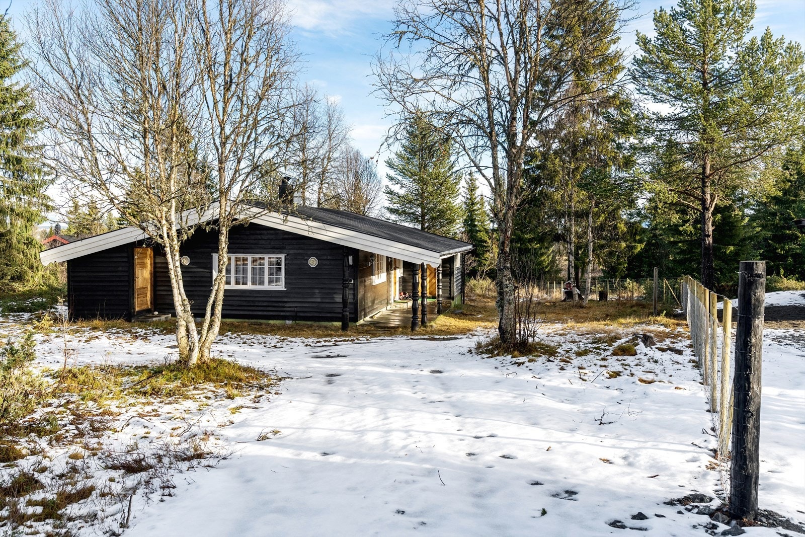 Eiendommen har et trivelig og romslig uteområde med god plass til parkering. Galleribilde