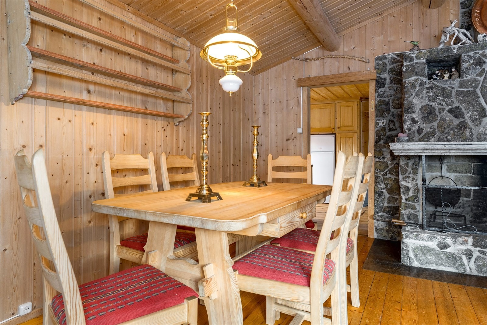 Spisegruppe med god plass til å samles for et hyggelig måltid. Galleribilde