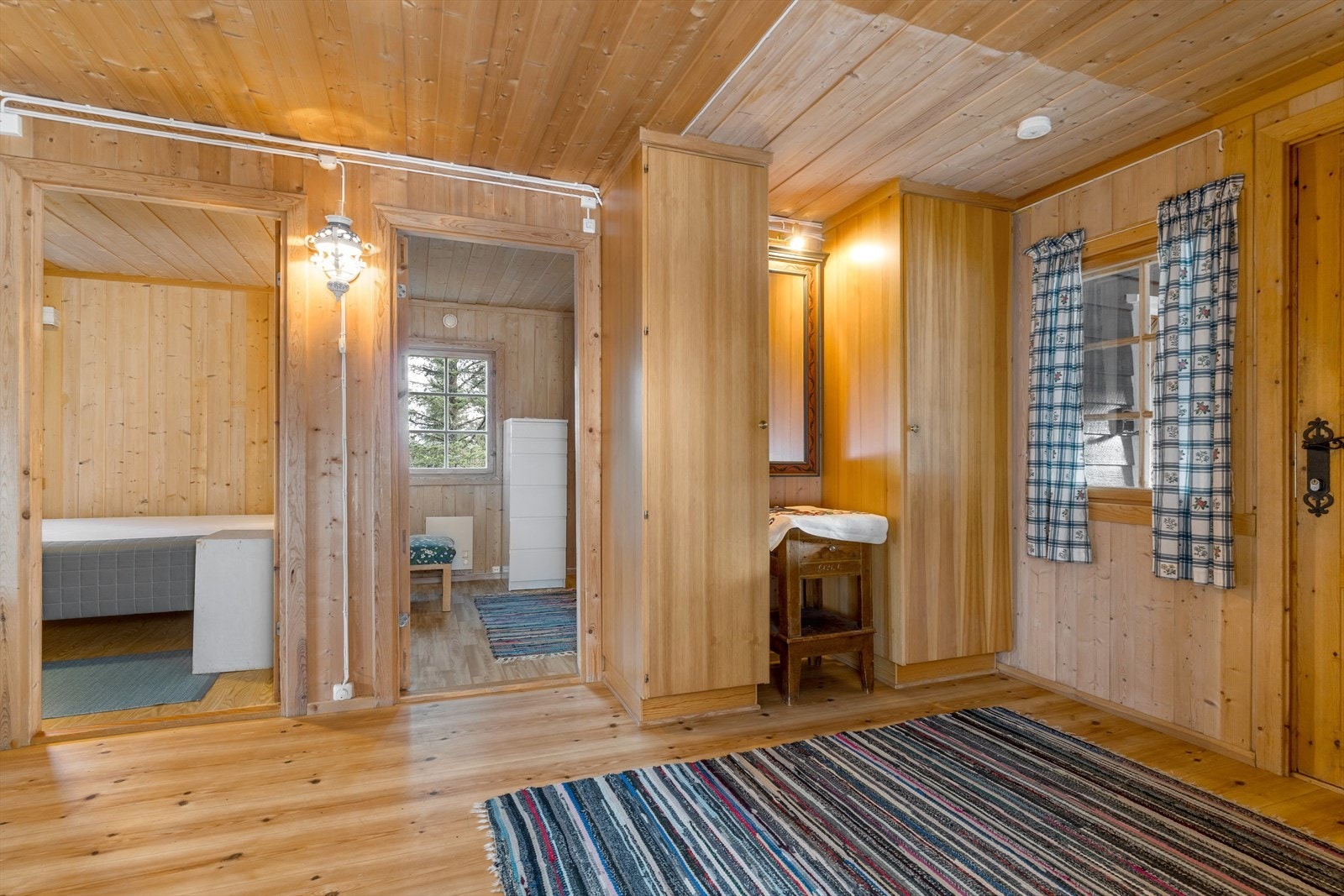 Romslig entré med direkte tilgang til hyttas to soverom. Galleribilde