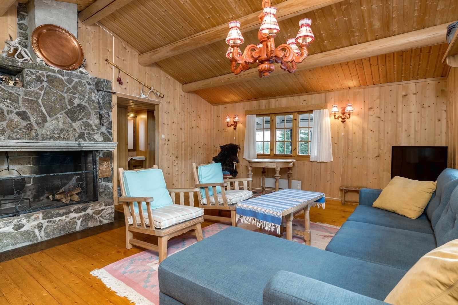 Stuen har murt, åpen peis som skaper ekte hyttefølelse. Galleribilde