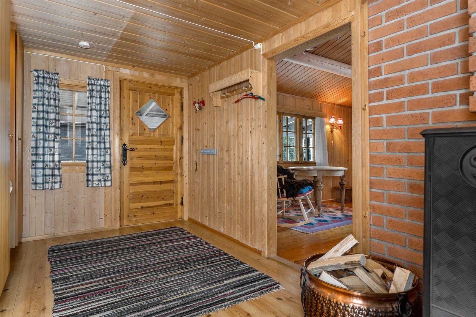 Velkommen inn! Her har du god plass til oppbevaring av yttertøy. Galleribilde