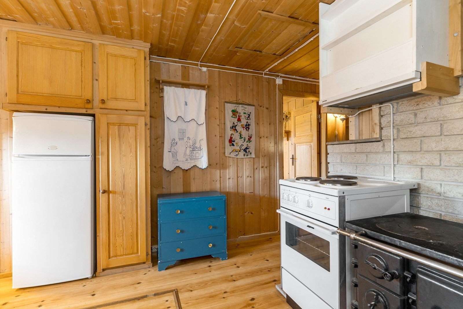 Kjøkkenet er utstyrt med komfyr, vedfyrt komfyr og kjøl/fryseskap. Galleribilde