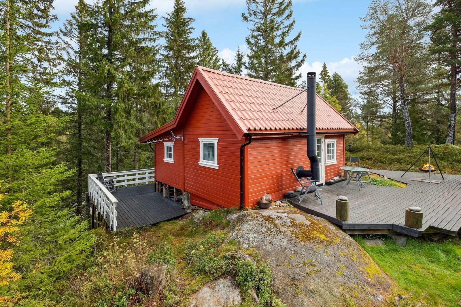 Klassisk hytte med utendørs terrasse, omkranset av skog for ekstra privatliv. Galleribilde