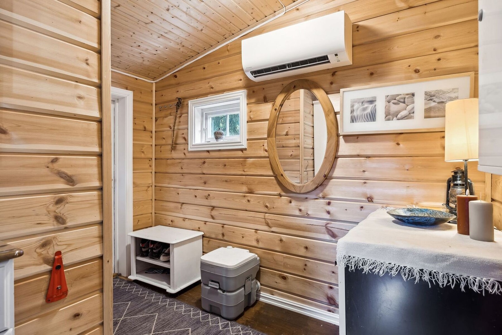 Hytten ligger en kort spasertur fra flotte turområder og badeplasser, samt enkel tilgang til lokale fasiliteter. Galleribilde