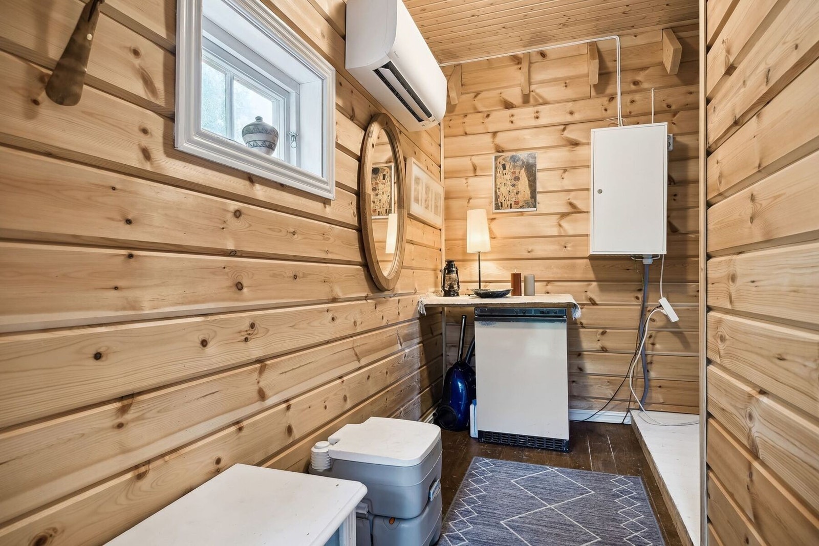 Entré med flotte trepaneler. Nytt sikringsskap og elektrisk anlegg er satt inn. Galleribilde