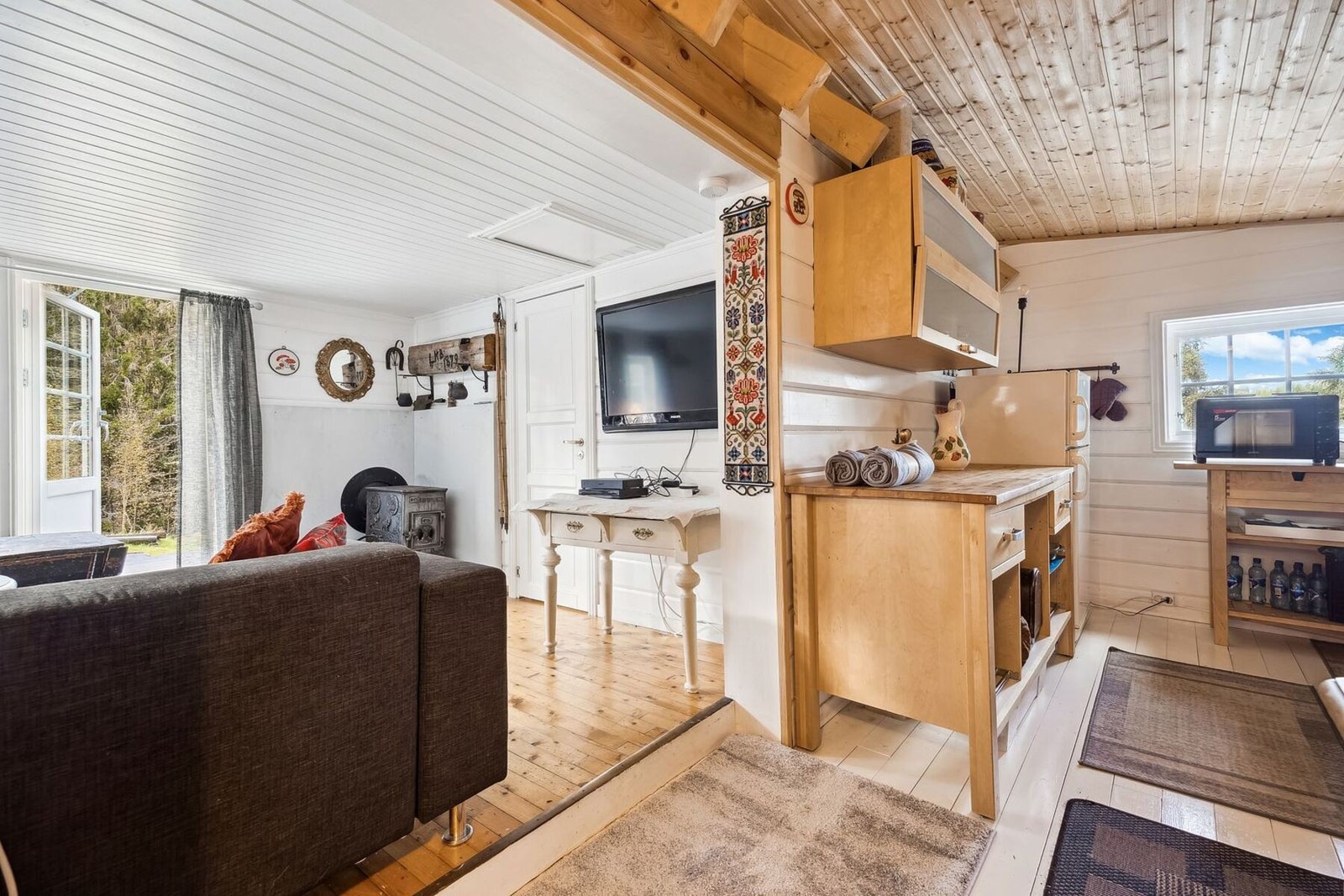 Stuen ligger i tilknytting til kjøkkenet. Galleribilde