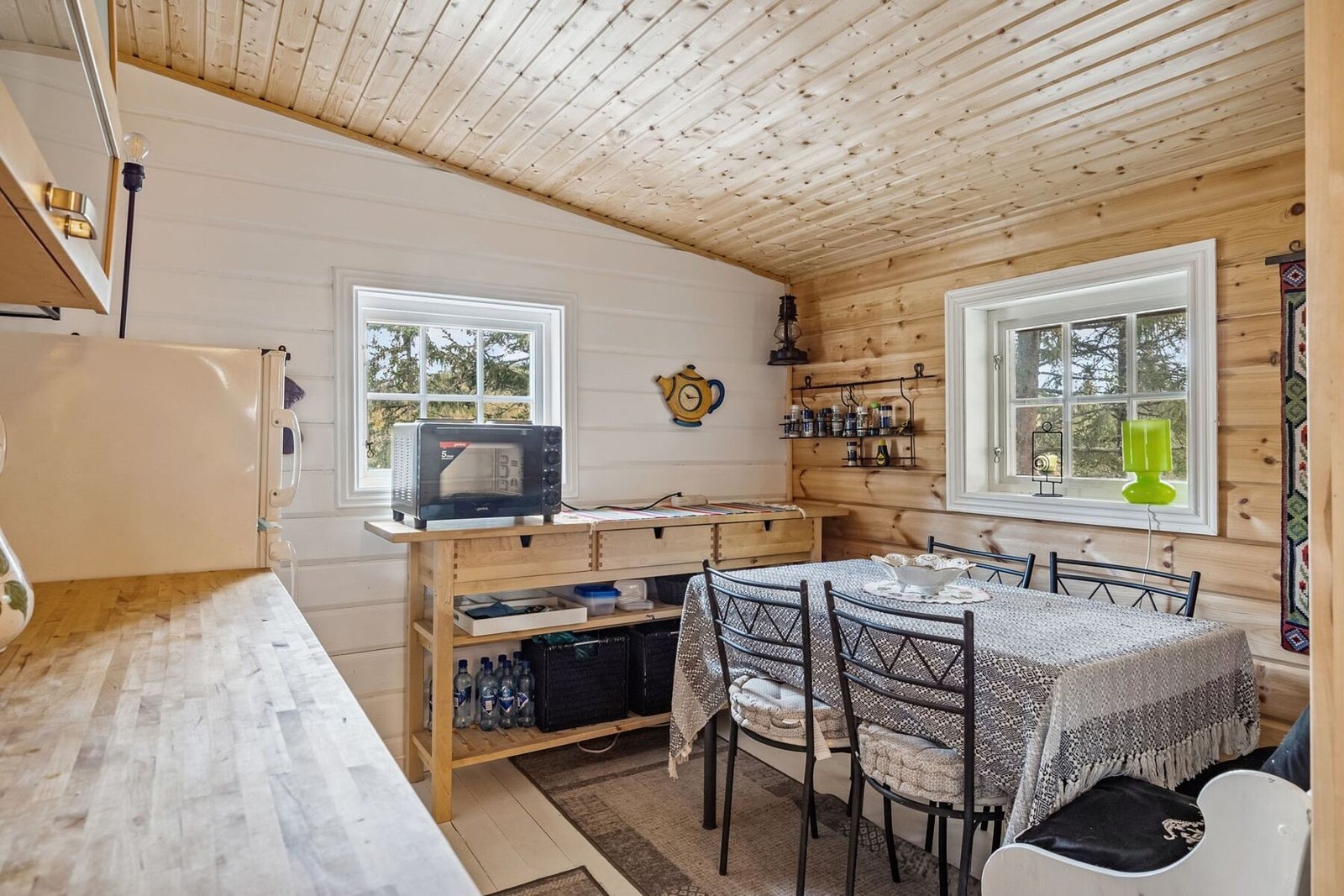 Praktisk innredet kjøkken med koselig spisebord, perfekt for hverdagslige måltider og sosialt samvær. Galleribilde