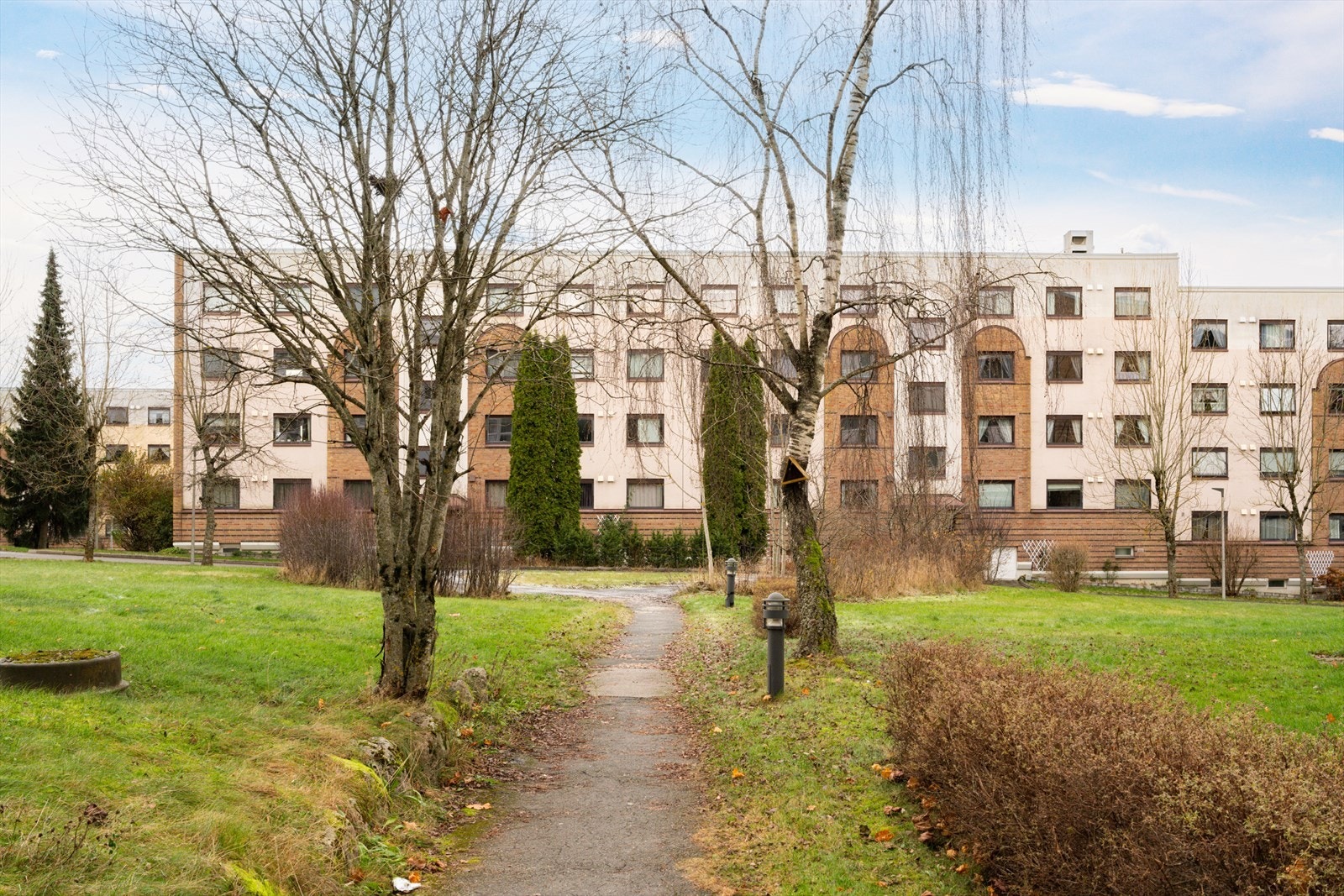 Tante Ulrikkes vei 36A ligger i et barnevennlig og etablert boligområde på Stovner, med interne veier som er avstengt fra biltrafikk. Galleribilde
