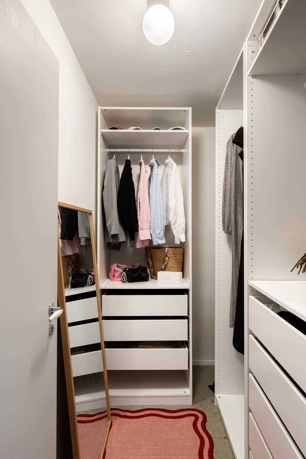 Leiligheten har en praktisk innvendig bod som i dag benyttes som omkledningsrom. Galleribilde