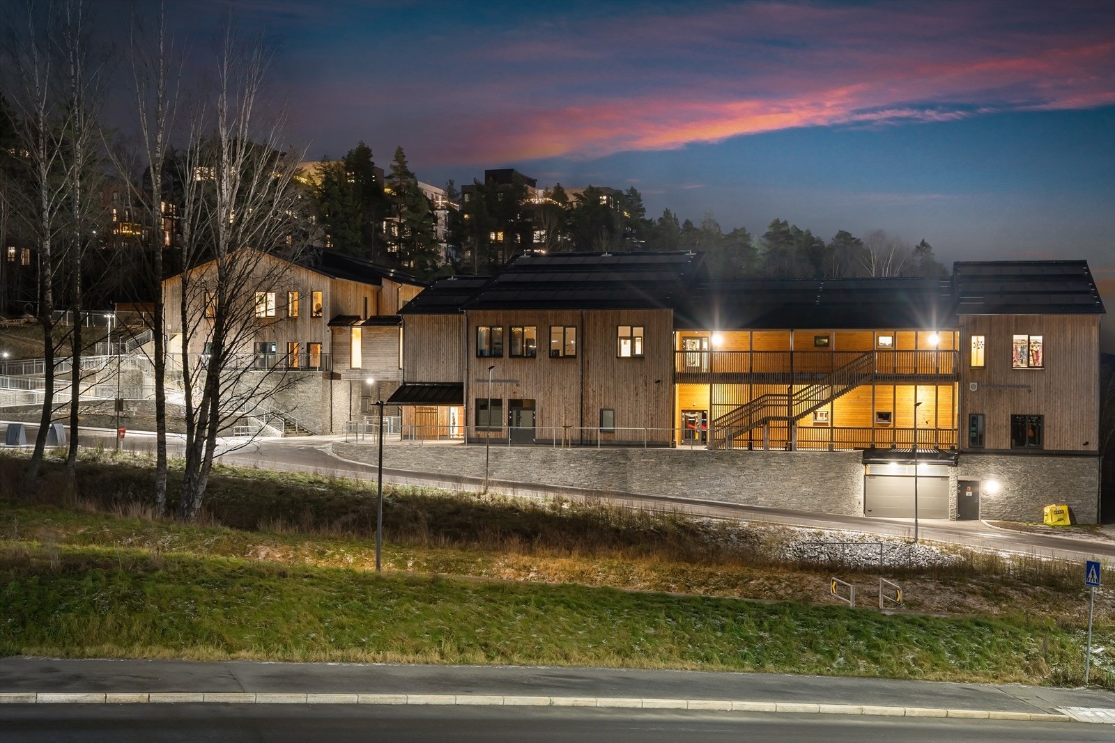 Det er skole og barnehager i området. Galleribilde