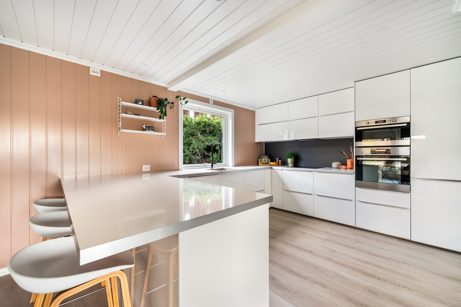 Den store benkeplaten er et naturlig samlingsted for hele familien gjennom dagen. Galleribilde