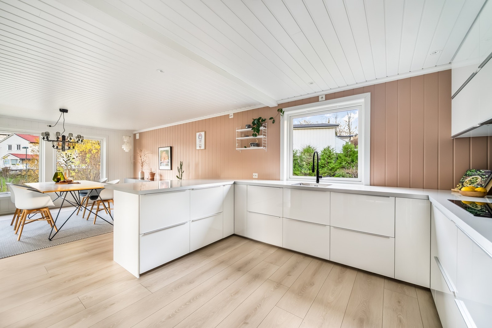 Kjøkkenet har godt med skap og benkplass. Her er det rom for både matlaging og lekser. Galleribilde