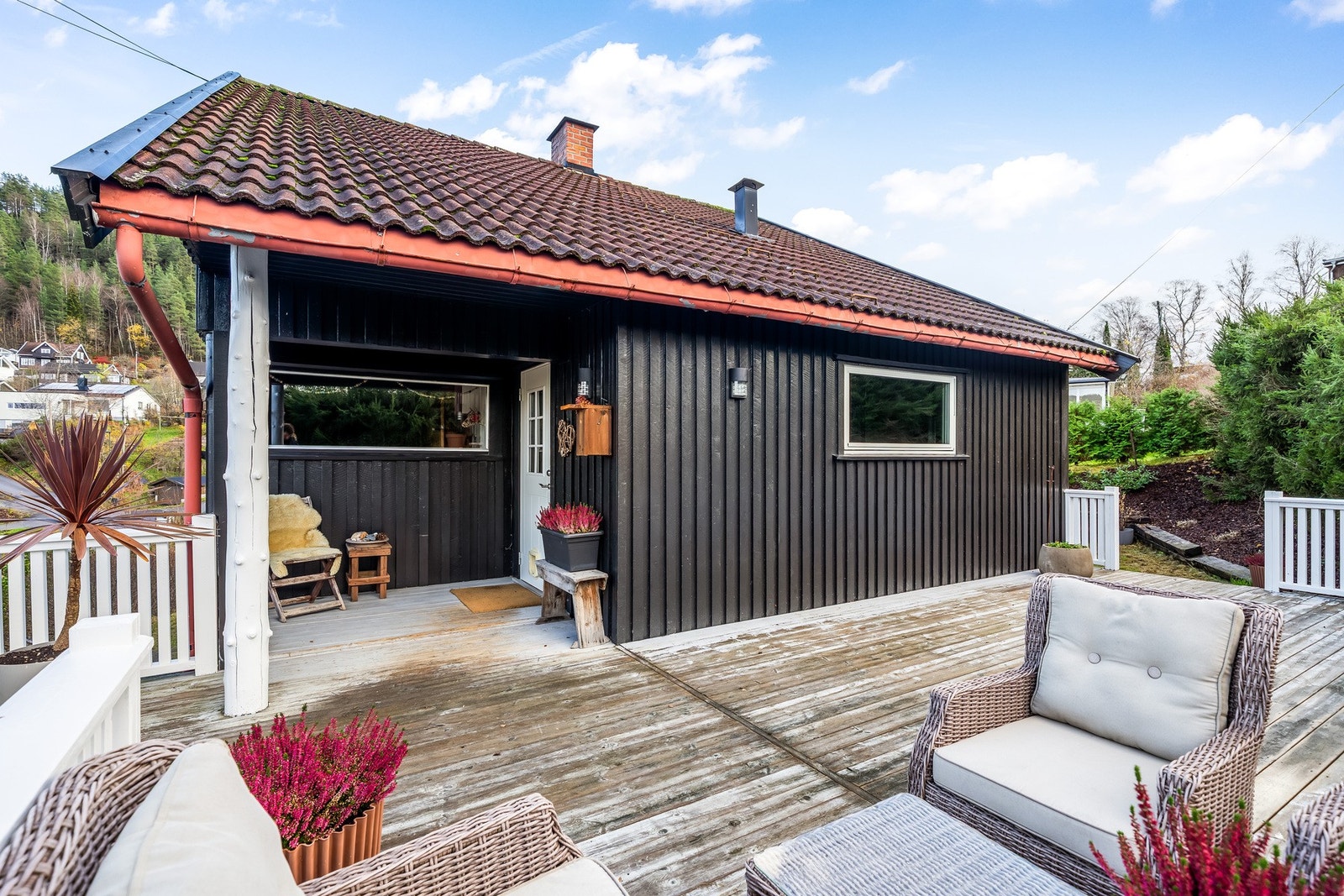 Stor terrasse, med god plass til utemøblement. Galleribilde