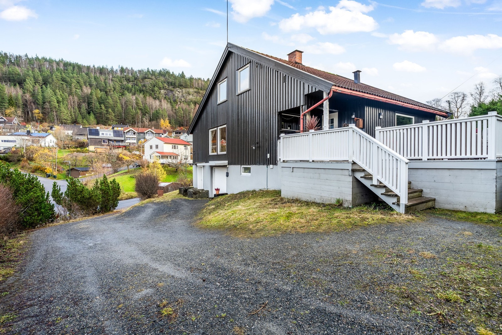 God plass til parkering, samt installert elbil-lader. Galleribilde