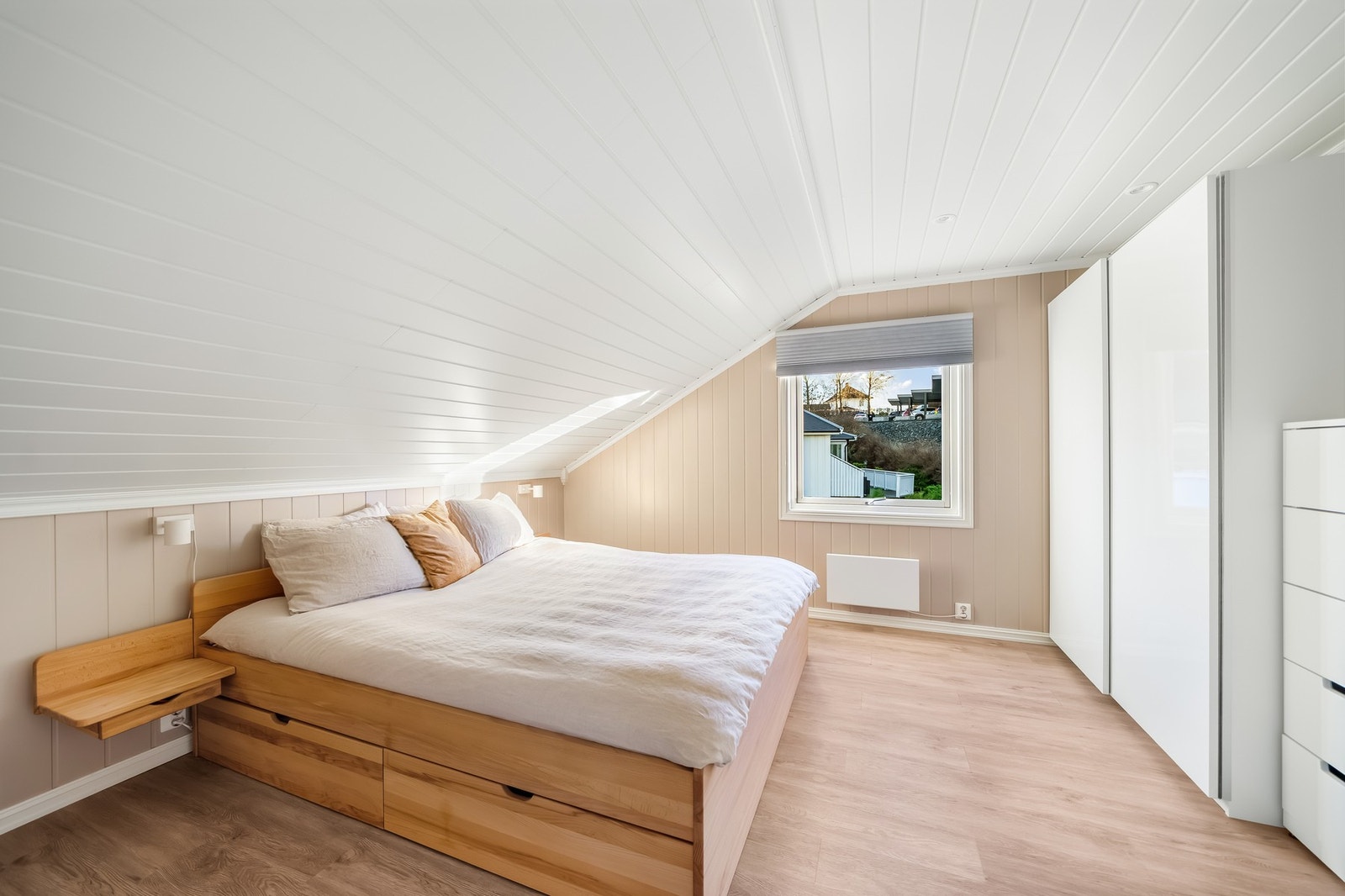 Soverom 2 -Varme farger skaper en lun atmosfære. God plass til en romslig garderobe. Galleribilde