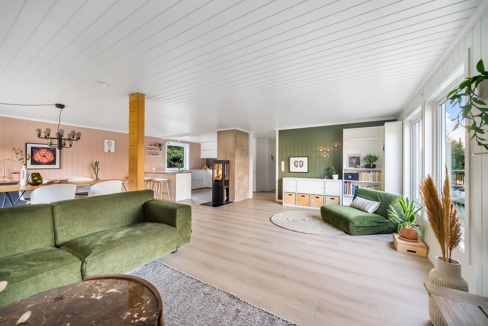 Åpen løsning mellom stue og kjøkken gir rom for gode samtaler, samt god romfølelse. Galleribilde