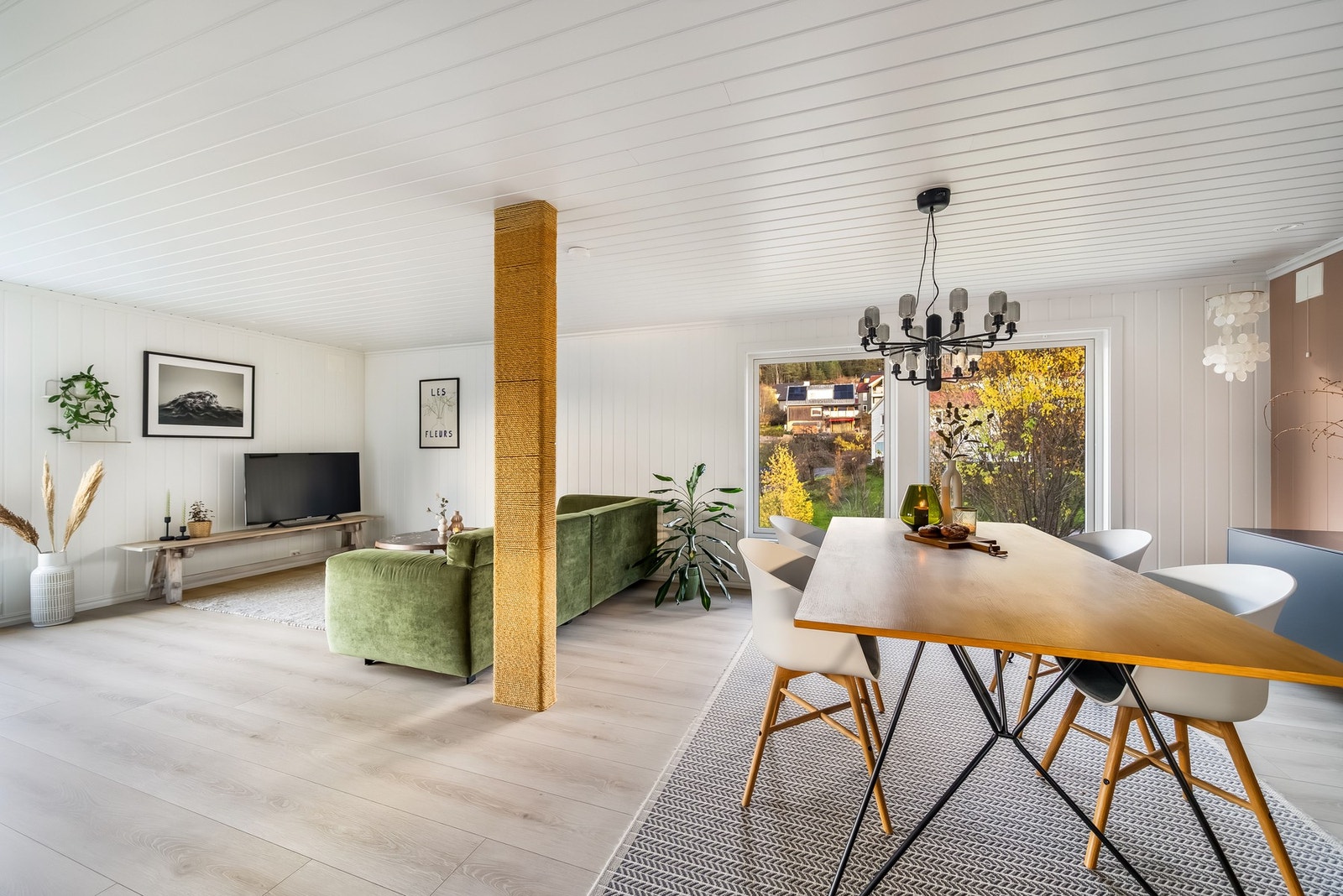 Store vindusflater som slipper inn masse deilig dagslys der hver årstid trer frem. Galleribilde