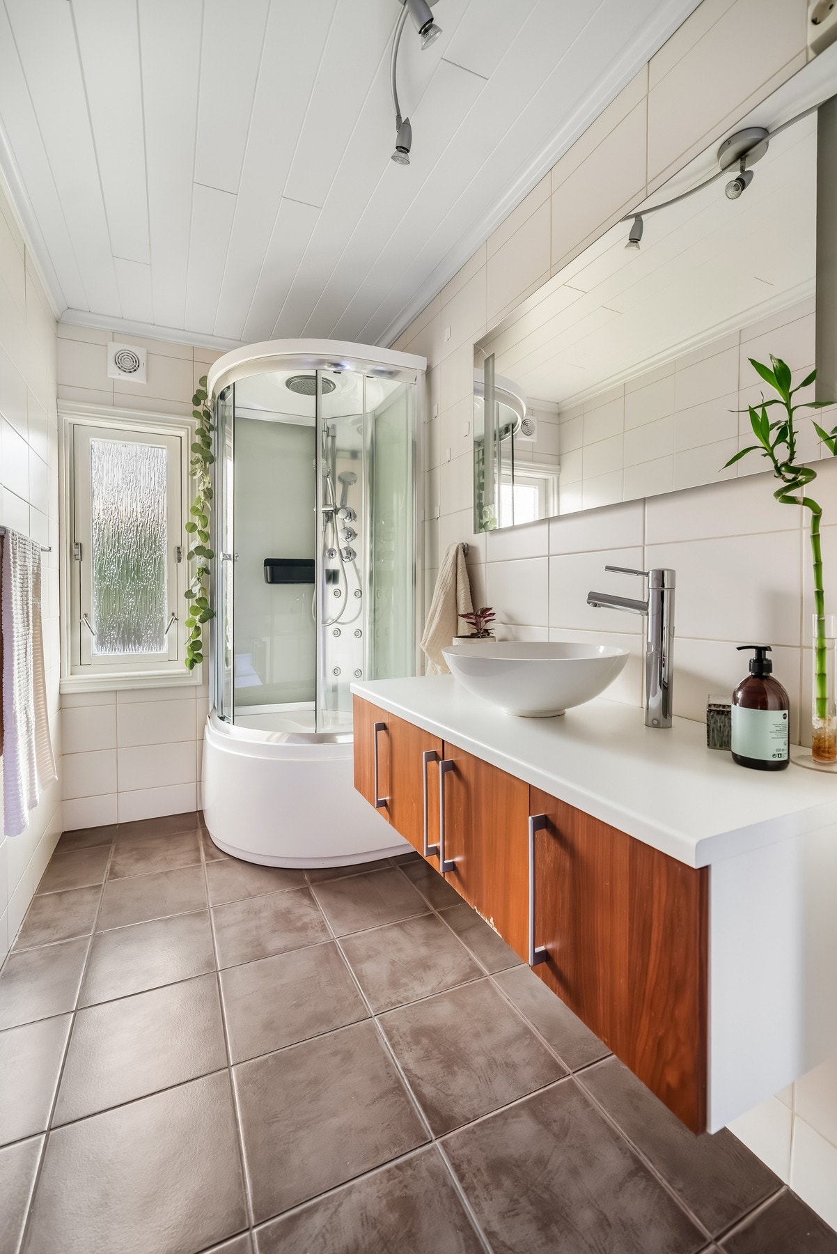 Bad med flislagt gulv og varmekabler. Galleribilde