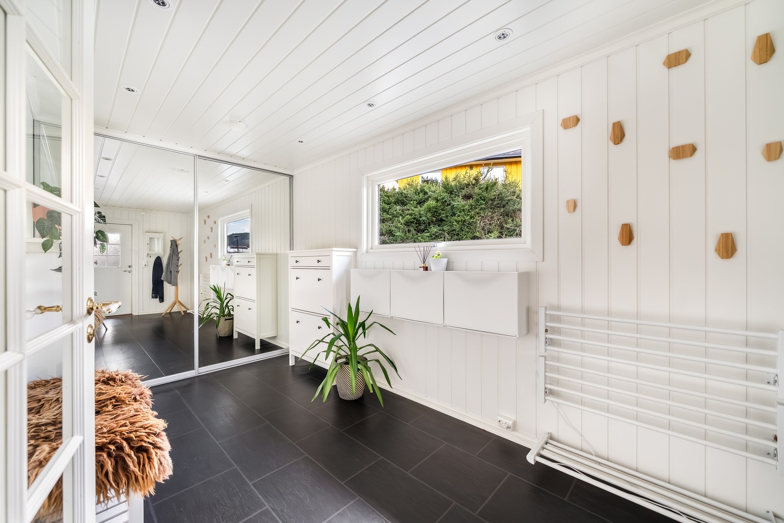 Praktisk skyvedørsgarderobe som rydder unna stort og smått! Galleribilde