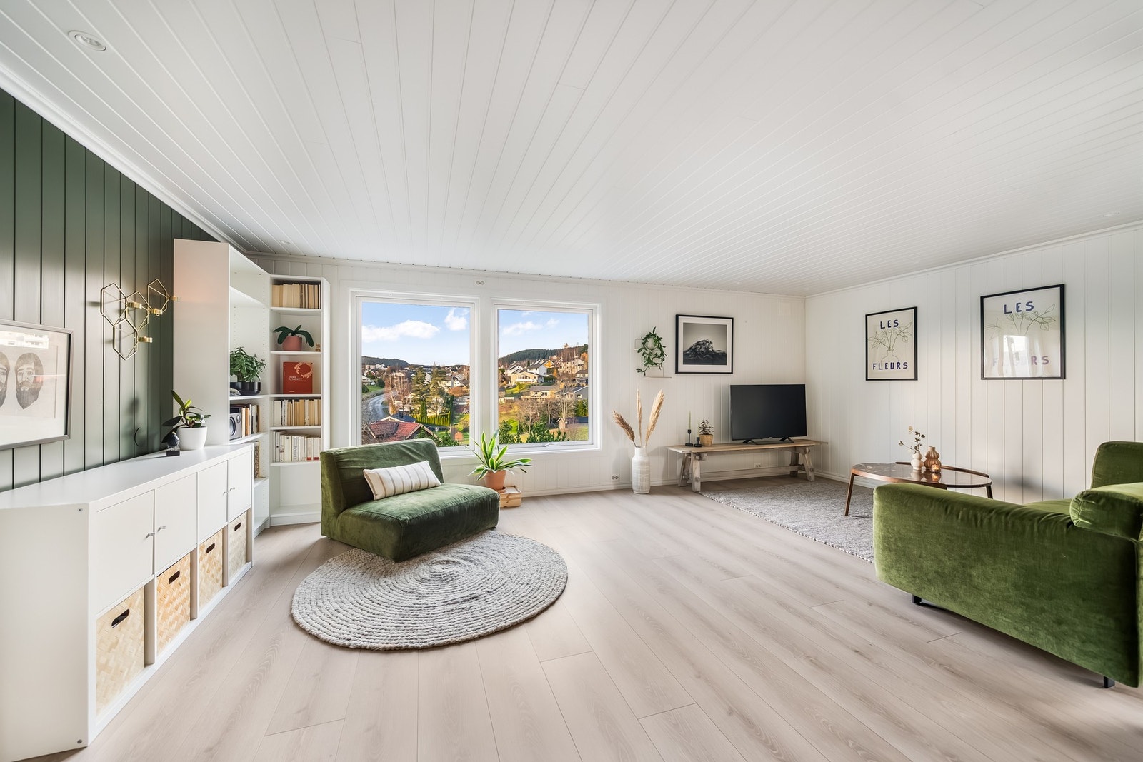 Åpen og luftig stue. Galleribilde