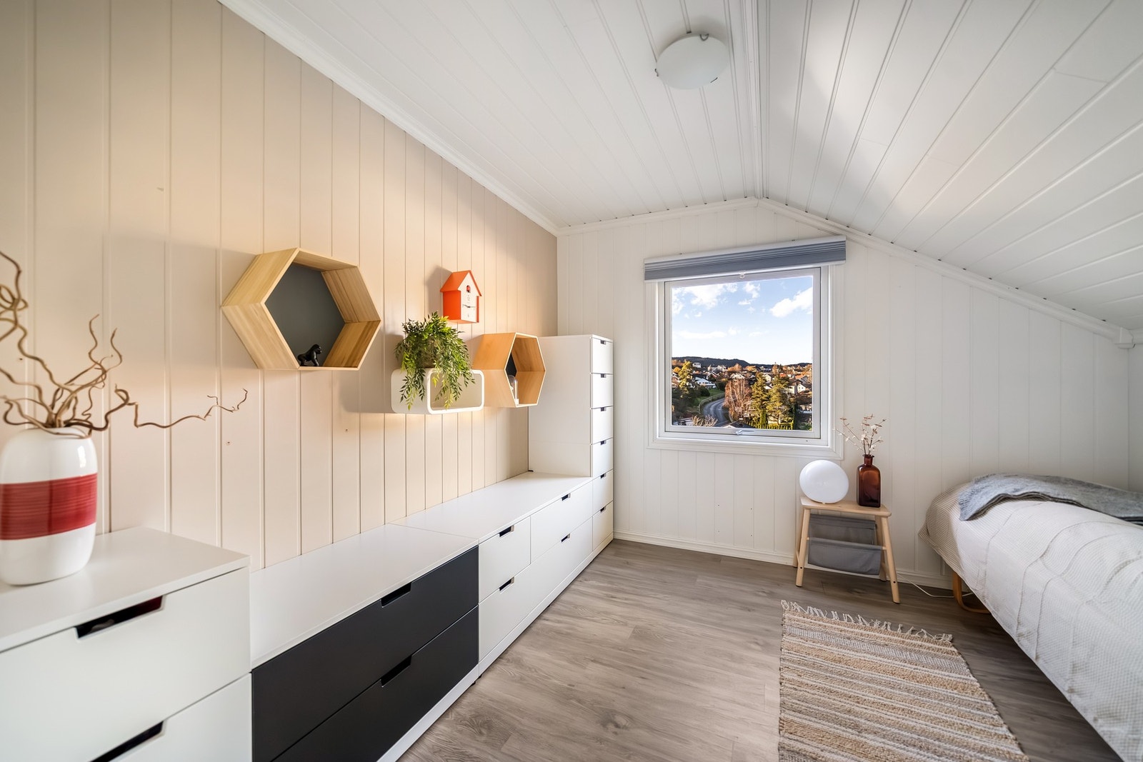 Soverom 3 - Rom med nydelig utsikt over dalen, byen og hele veien til Lifjell. Galleribilde