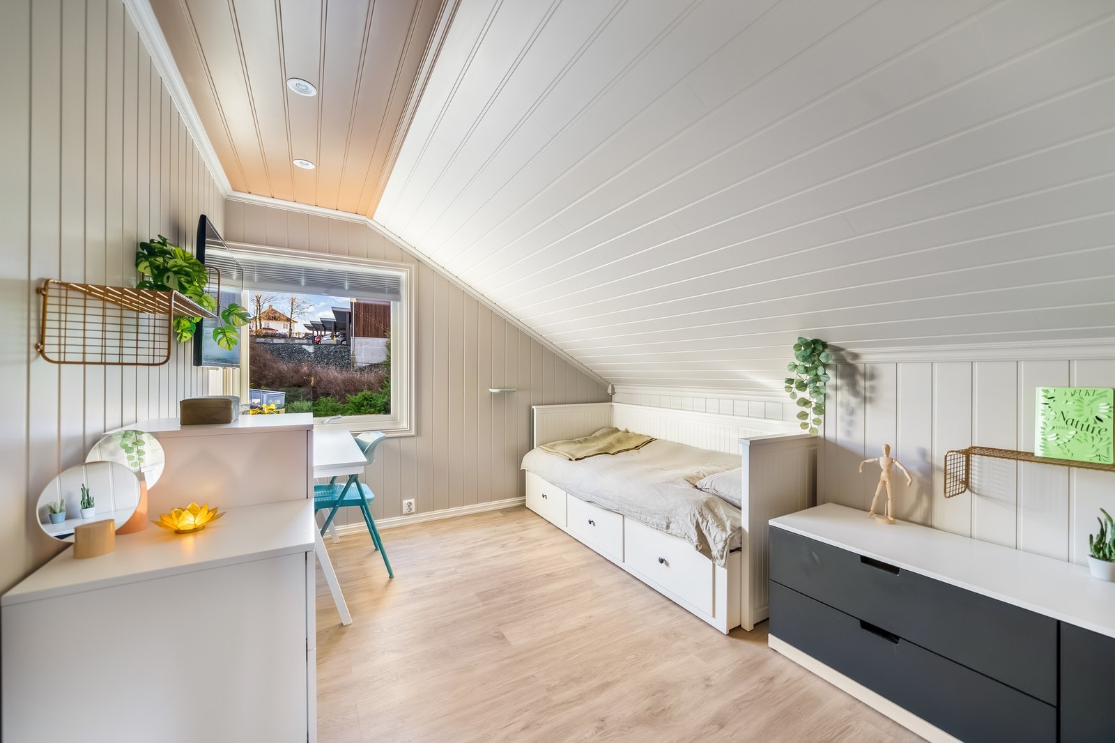 Soverom 1- Lyst rom med varme toner. Galleribilde