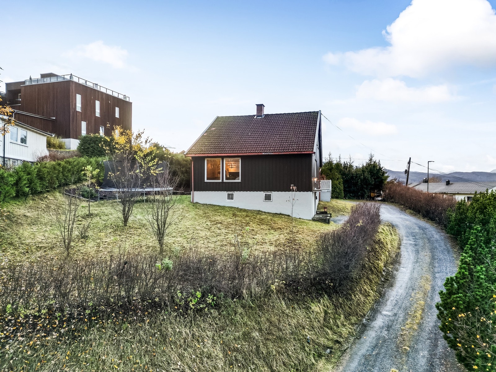Huset ligger godt trukket tilbake fra veien Galleribilde