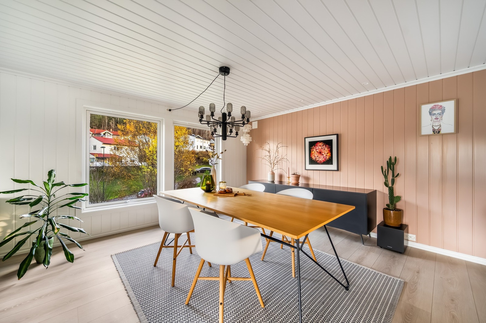 God plass til spisemøbler i et lunt rom som lett kan stelles i stand til hverdag og fest! Galleribilde