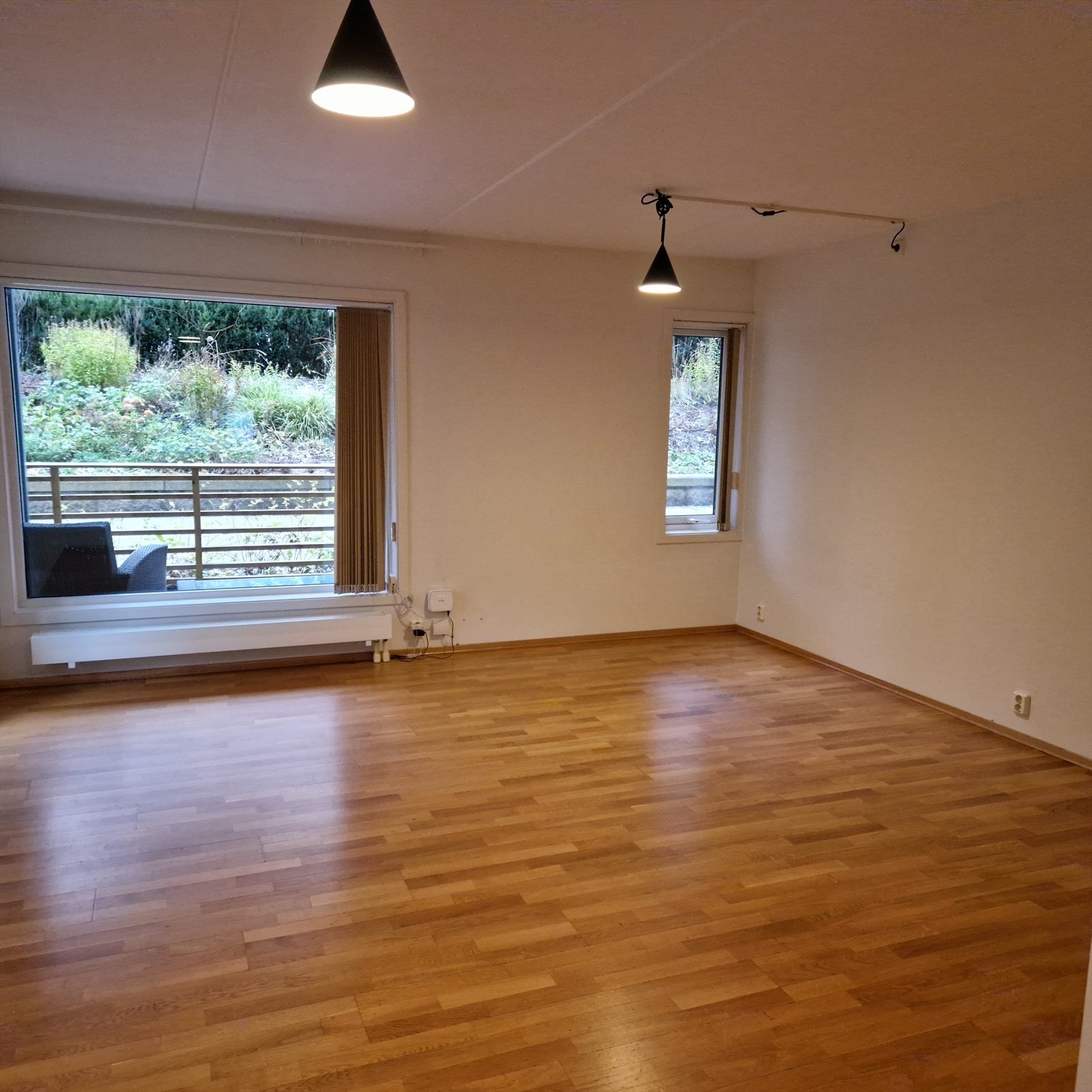 Stuen har god plass til både salong og spisestue Galleribilde