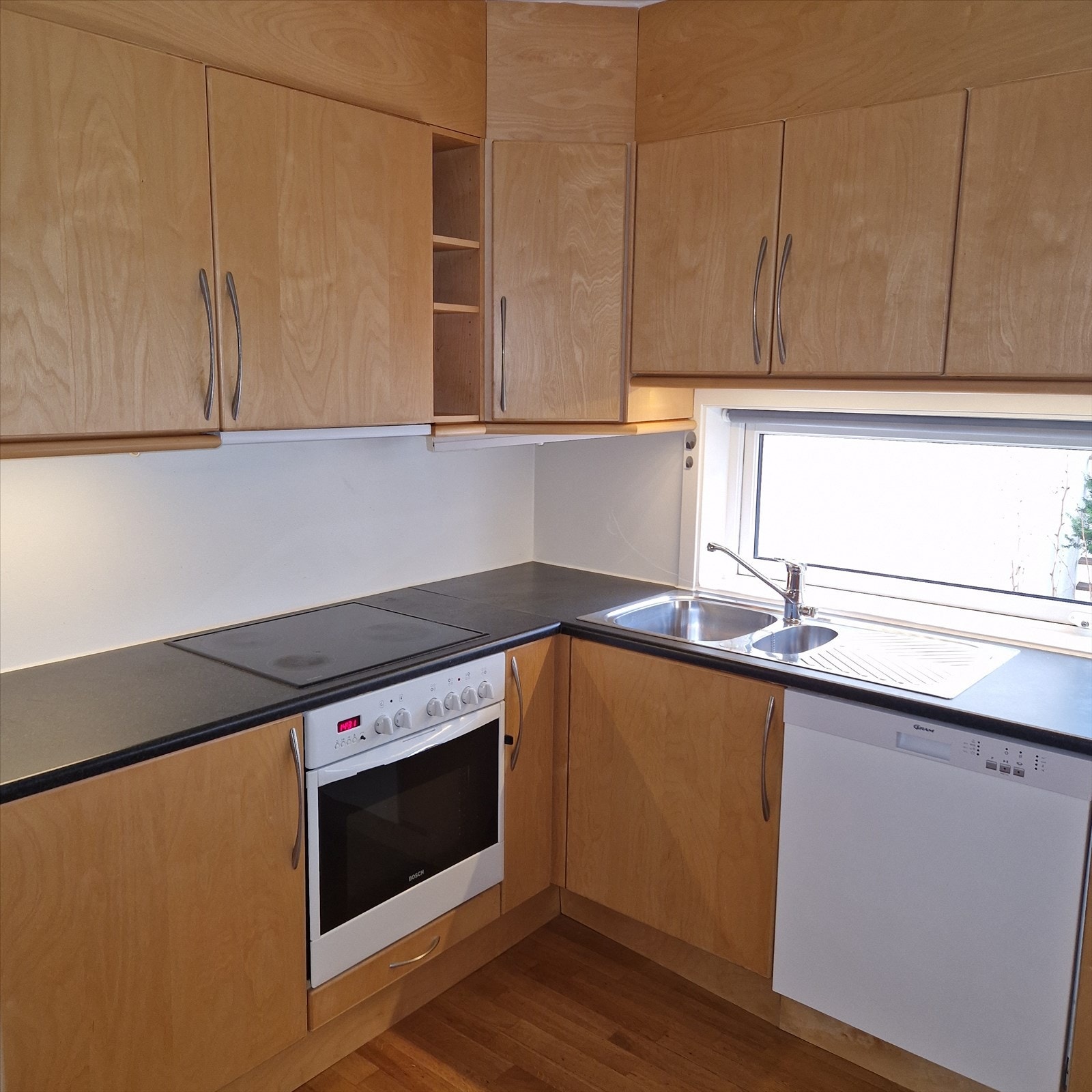 God skap- og benkeplass på kjøkken Galleribilde