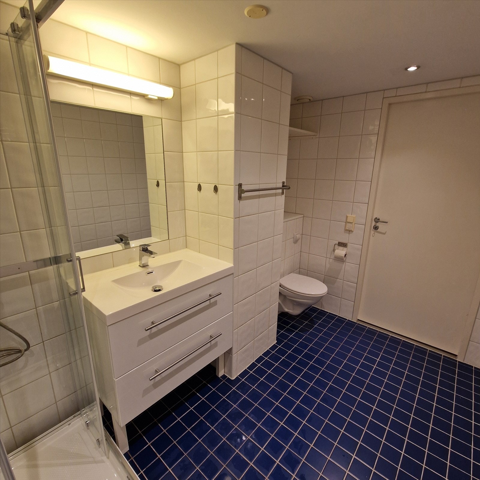 Pent, fliselagt bad med varmekabler Galleribilde