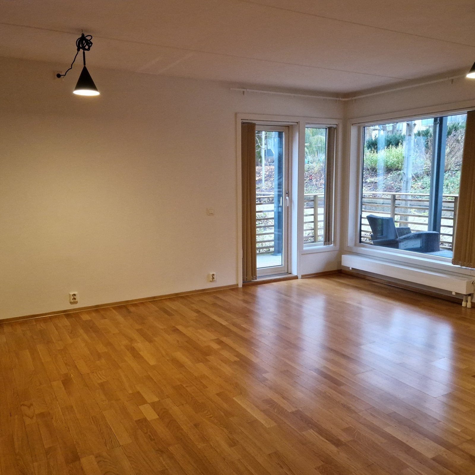 Leiligheten er en hjørneleilighet med lys inn fra 3 sider Galleribilde