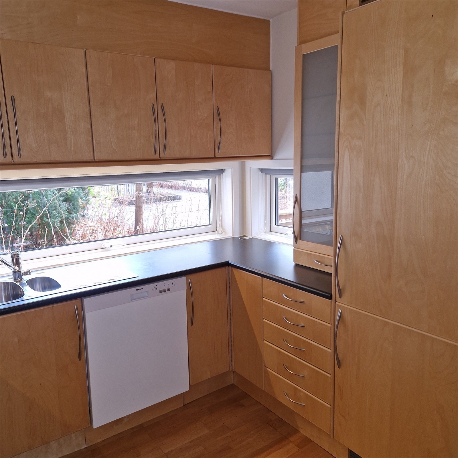 Kjøl/frys i høyskap og ellers integrerte hvitevarer på kjøkkenet Galleribilde